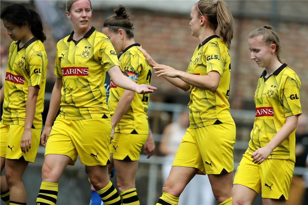 Fussball Frauen, SV Berghofen II (in schwarz—blau) vs. Borussia Dortmund (in gelb), Aufnahmeort: Dortmund, Sportplatz Berghofen, Berghofer Str. 239,Aufnahmedatum: 26.05.2024,Copyright / Urheber Foto: Nils Foltynowicz, Dortmund Persönlich haftender EinzelunternehmerUSt-IdNr.: DE184104910E-Mail: folty@mailbox.org; fotos@folty.deWeb: www.folty.deTwitter: @FoltyFotoTel.: +49 (151) - 41 61 5000Veröffentlichung honorarpflichtig zzgl. 7 % Mehrwertsteuer.