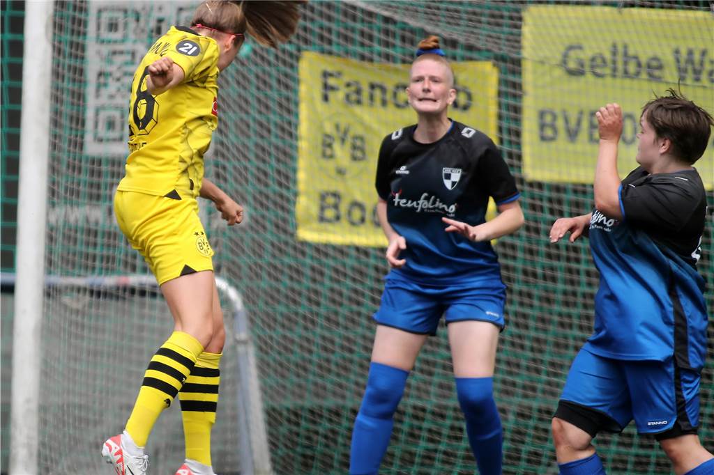 Fussball Frauen, SV Berghofen II (in schwarz—blau) vs. Borussia Dortmund (in gelb), Aufnahmeort: Dortmund, Sportplatz Berghofen, Berghofer Str. 239,Aufnahmedatum: 26.05.2024,Copyright / Urheber Foto: Nils Foltynowicz, Dortmund Persönlich haftender EinzelunternehmerUSt-IdNr.: DE184104910E-Mail: folty@mailbox.org; fotos@folty.deWeb: www.folty.deTwitter: @FoltyFotoTel.: +49 (151) - 41 61 5000Veröffentlichung honorarpflichtig zzgl. 7 % Mehrwertsteuer.