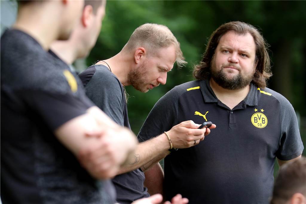 Fussball Frauen, SV Berghofen II (in schwarz—blau) vs. Borussia Dortmund (in gelb), Aufnahmeort: Dortmund, Sportplatz Berghofen, Berghofer Str. 239,Aufnahmedatum: 26.05.2024,Copyright / Urheber Foto: Nils Foltynowicz, Dortmund Persönlich haftender EinzelunternehmerUSt-IdNr.: DE184104910E-Mail: folty@mailbox.org; fotos@folty.deWeb: www.folty.deTwitter: @FoltyFotoTel.: +49 (151) - 41 61 5000Veröffentlichung honorarpflichtig zzgl. 7 % Mehrwertsteuer.