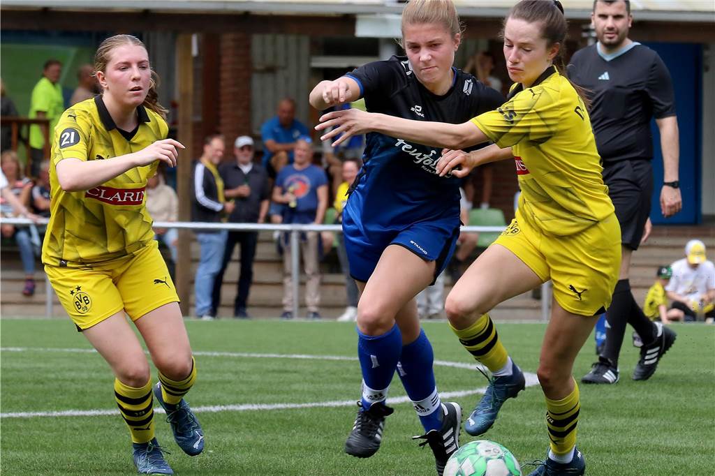 Fussball Frauen, SV Berghofen II (in schwarz—blau) vs. Borussia Dortmund (in gelb), Aufnahmeort: Dortmund, Sportplatz Berghofen, Berghofer Str. 239,Aufnahmedatum: 26.05.2024,Copyright / Urheber Foto: Nils Foltynowicz, Dortmund Persönlich haftender EinzelunternehmerUSt-IdNr.: DE184104910E-Mail: folty@mailbox.org; fotos@folty.deWeb: www.folty.deTwitter: @FoltyFotoTel.: +49 (151) - 41 61 5000Veröffentlichung honorarpflichtig zzgl. 7 % Mehrwertsteuer.