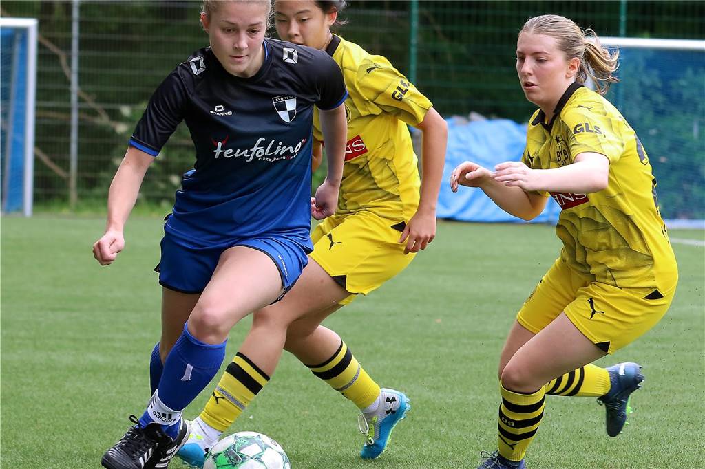 Fussball Frauen, SV Berghofen II (in schwarz—blau) vs. Borussia Dortmund (in gelb), Aufnahmeort: Dortmund, Sportplatz Berghofen, Berghofer Str. 239,Aufnahmedatum: 26.05.2024,Copyright / Urheber Foto: Nils Foltynowicz, Dortmund Persönlich haftender EinzelunternehmerUSt-IdNr.: DE184104910E-Mail: folty@mailbox.org; fotos@folty.deWeb: www.folty.deTwitter: @FoltyFotoTel.: +49 (151) - 41 61 5000Veröffentlichung honorarpflichtig zzgl. 7 % Mehrwertsteuer.