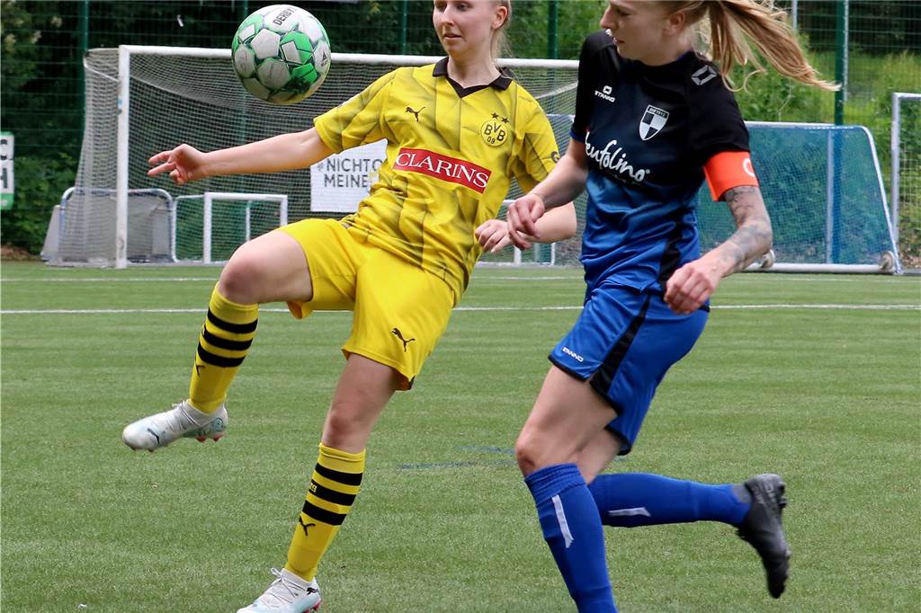 Fussball Frauen, SV Berghofen II (in schwarz—blau) vs. Borussia Dortmund (in gelb), Aufnahmeort: Dortmund, Sportplatz Berghofen, Berghofer Str. 239,Aufnahmedatum: 26.05.2024,Copyright / Urheber Foto: Nils Foltynowicz, Dortmund Persönlich haftender EinzelunternehmerUSt-IdNr.: DE184104910E-Mail: folty@mailbox.org; fotos@folty.deWeb: www.folty.deTwitter: @FoltyFotoTel.: +49 (151) - 41 61 5000Veröffentlichung honorarpflichtig zzgl. 7 % Mehrwertsteuer.