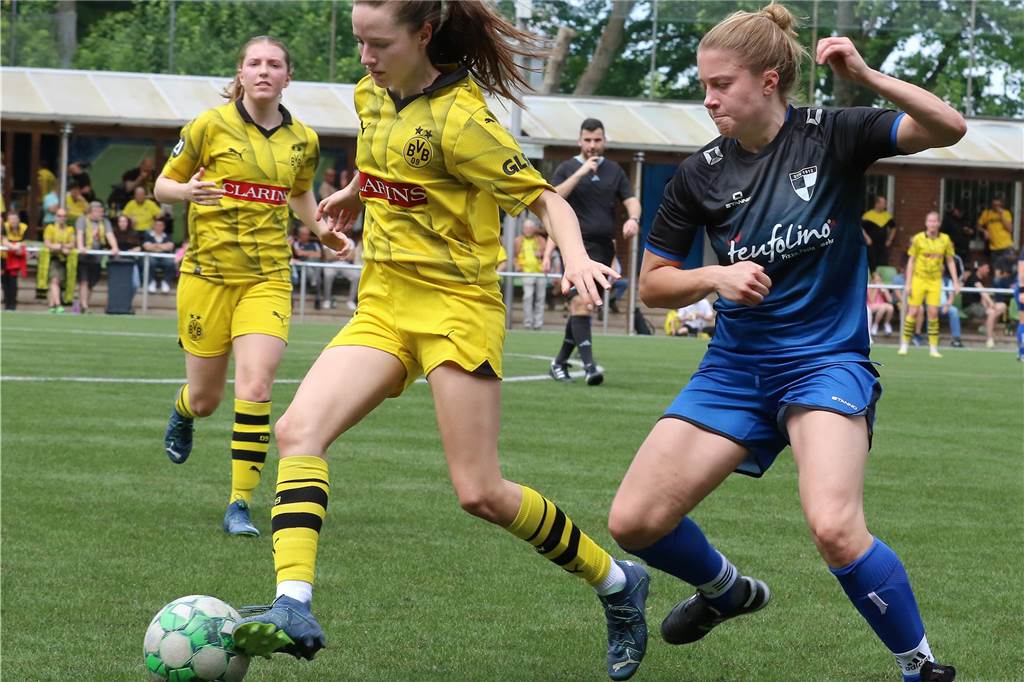 Fussball Frauen, SV Berghofen II (in schwarz—blau) vs. Borussia Dortmund (in gelb), Aufnahmeort: Dortmund, Sportplatz Berghofen, Berghofer Str. 239,Aufnahmedatum: 26.05.2024,Copyright / Urheber Foto: Nils Foltynowicz, Dortmund Persönlich haftender EinzelunternehmerUSt-IdNr.: DE184104910E-Mail: folty@mailbox.org; fotos@folty.deWeb: www.folty.deTwitter: @FoltyFotoTel.: +49 (151) - 41 61 5000Veröffentlichung honorarpflichtig zzgl. 7 % Mehrwertsteuer.