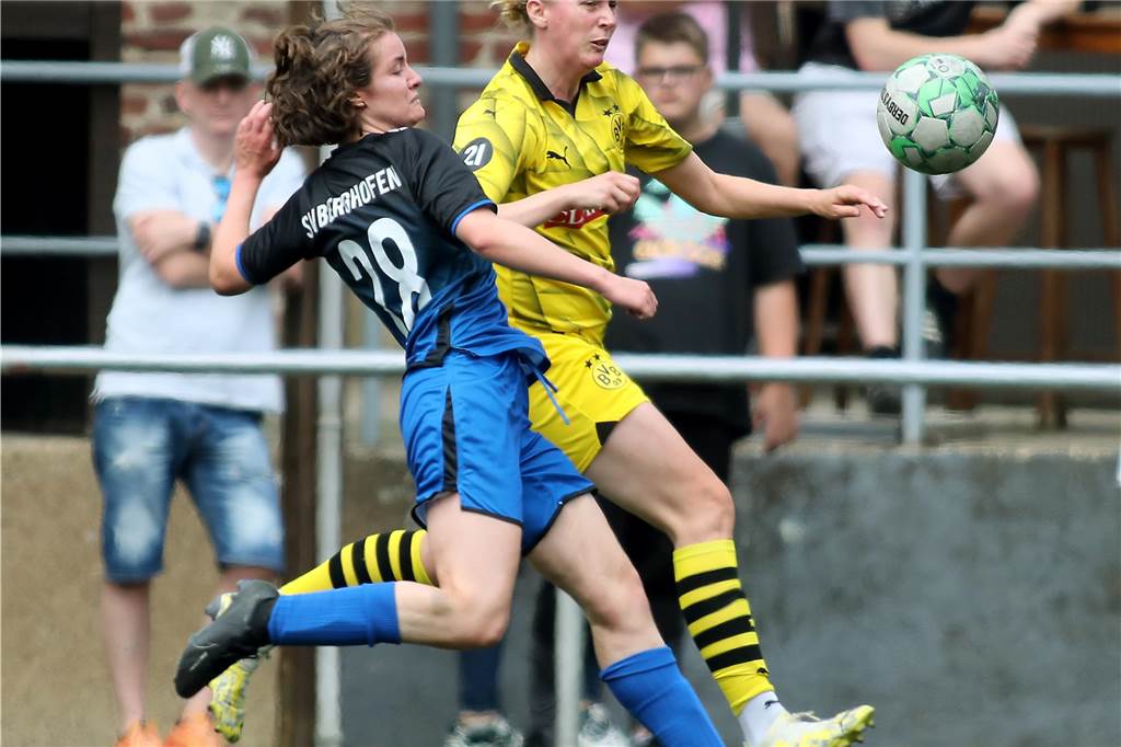 Fussball Frauen, SV Berghofen II (in schwarz—blau) vs. Borussia Dortmund (in gelb), Aufnahmeort: Dortmund, Sportplatz Berghofen, Berghofer Str. 239,Aufnahmedatum: 26.05.2024,Copyright / Urheber Foto: Nils Foltynowicz, Dortmund Persönlich haftender EinzelunternehmerUSt-IdNr.: DE184104910E-Mail: folty@mailbox.org; fotos@folty.deWeb: www.folty.deTwitter: @FoltyFotoTel.: +49 (151) - 41 61 5000Veröffentlichung honorarpflichtig zzgl. 7 % Mehrwertsteuer.