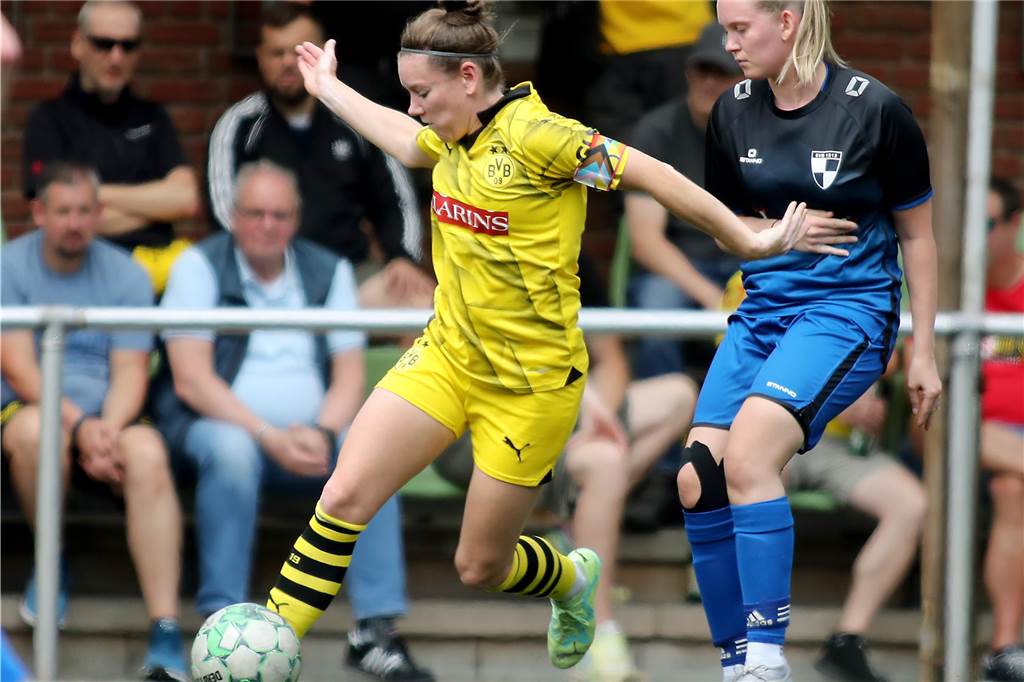 Fussball Frauen, SV Berghofen II (in schwarz—blau) vs. Borussia Dortmund (in gelb), Aufnahmeort: Dortmund, Sportplatz Berghofen, Berghofer Str. 239,Aufnahmedatum: 26.05.2024,Copyright / Urheber Foto: Nils Foltynowicz, Dortmund Persönlich haftender EinzelunternehmerUSt-IdNr.: DE184104910E-Mail: folty@mailbox.org; fotos@folty.deWeb: www.folty.deTwitter: @FoltyFotoTel.: +49 (151) - 41 61 5000Veröffentlichung honorarpflichtig zzgl. 7 % Mehrwertsteuer.