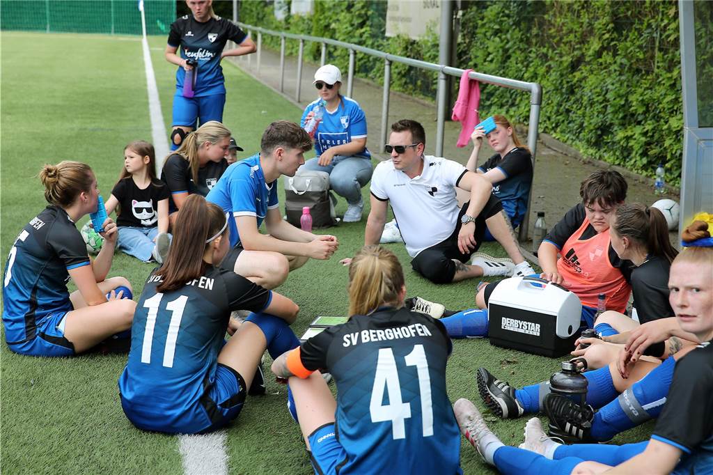 Fussball Frauen, SV Berghofen II (in schwarz—blau) vs. Borussia Dortmund (in gelb), Aufnahmeort: Dortmund, Sportplatz Berghofen, Berghofer Str. 239,Aufnahmedatum: 26.05.2024,Copyright / Urheber Foto: Nils Foltynowicz, Dortmund Persönlich haftender EinzelunternehmerUSt-IdNr.: DE184104910E-Mail: folty@mailbox.org; fotos@folty.deWeb: www.folty.deTwitter: @FoltyFotoTel.: +49 (151) - 41 61 5000Veröffentlichung honorarpflichtig zzgl. 7 % Mehrwertsteuer.