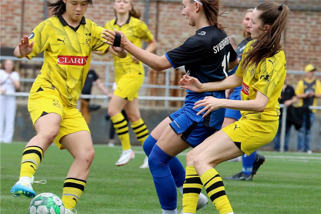 Fussball Frauen, SV Berghofen II (in schwarz—blau) vs. Borussia Dortmund (in gelb), Aufnahmeort: Dortmund, Sportplatz Berghofen, Berghofer Str. 239,Aufnahmedatum: 26.05.2024,Copyright / Urheber Foto: Nils Foltynowicz, Dortmund Persönlich haftender EinzelunternehmerUSt-IdNr.: DE184104910E-Mail: folty@mailbox.org; fotos@folty.deWeb: www.folty.deTwitter: @FoltyFotoTel.: +49 (151) - 41 61 5000Veröffentlichung honorarpflichtig zzgl. 7 % Mehrwertsteuer.