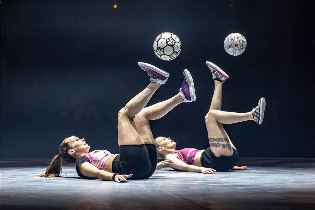 Artistinnen jonglieren mit dem Fußball.