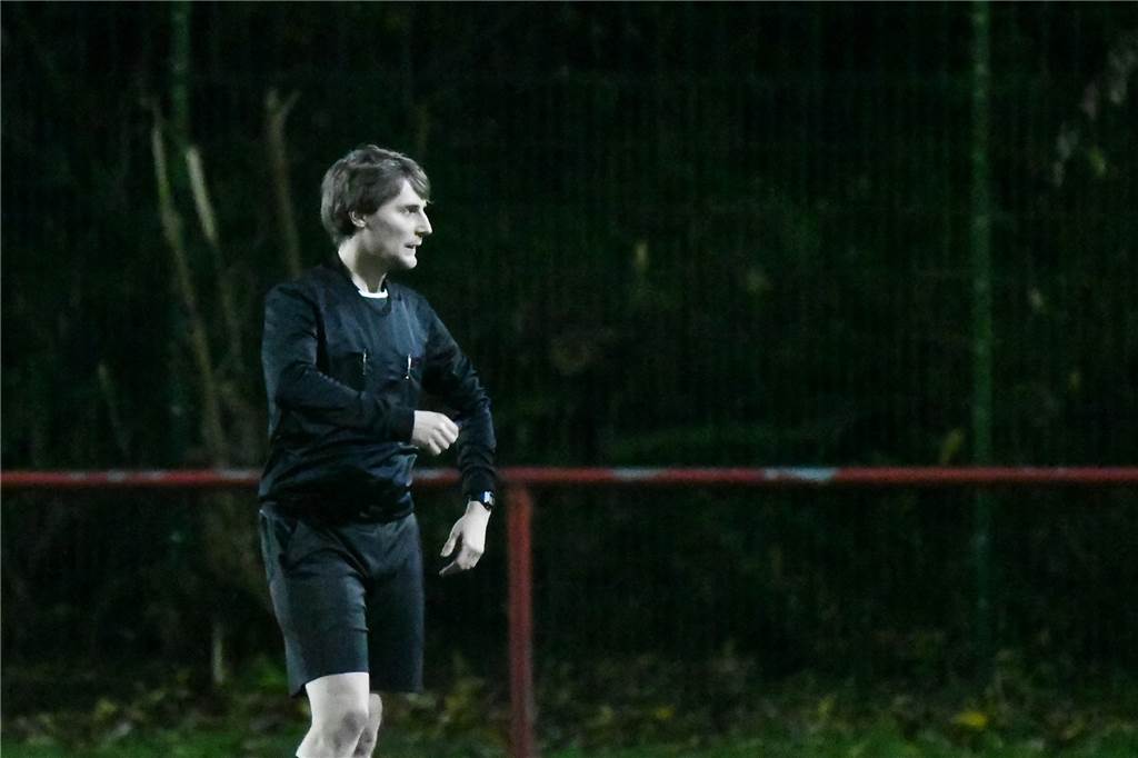Fußball ist ein verrückter Sport. Am 15. Spieltag gab es auf dem Sportplatz am Fuchweg eine Partie der Sorte „Fußball verkehrt“ - zwischen dem FC Castrop-Rauxel und dem TuS Harpen. Der FC war spielbestimmend. Die Bochumer siegten aber mit 4:1.