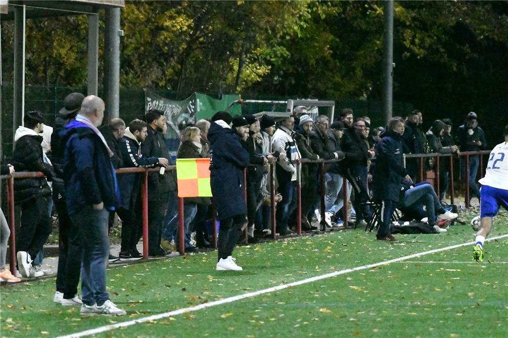 Fußball ist ein verrückter Sport. Am 15. Spieltag gab es auf dem Sportplatz am Fuchweg eine Partie der Sorte „Fußball verkehrt“ - zwischen dem FC Castrop-Rauxel und dem TuS Harpen. Der FC war spielbestimmend. Die Bochumer siegten aber mit 4:1.