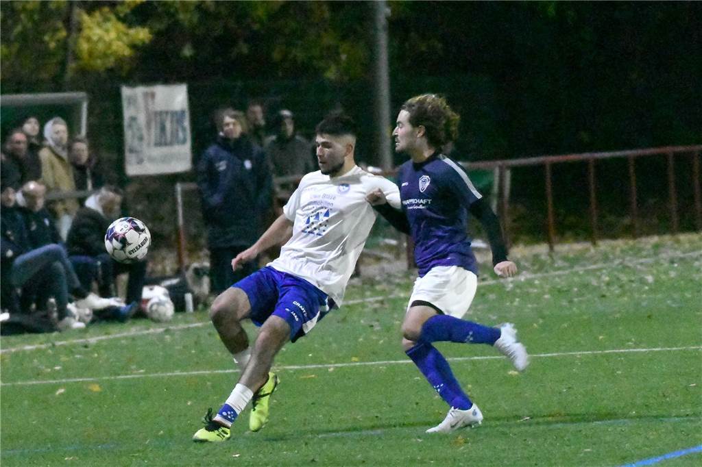 Fußball ist ein verrückter Sport. Am 15. Spieltag gab es auf dem Sportplatz am Fuchweg eine Partie der Sorte „Fußball verkehrt“ - zwischen dem FC Castrop-Rauxel und dem TuS Harpen. Der FC war spielbestimmend. Die Bochumer siegten aber mit 4:1.