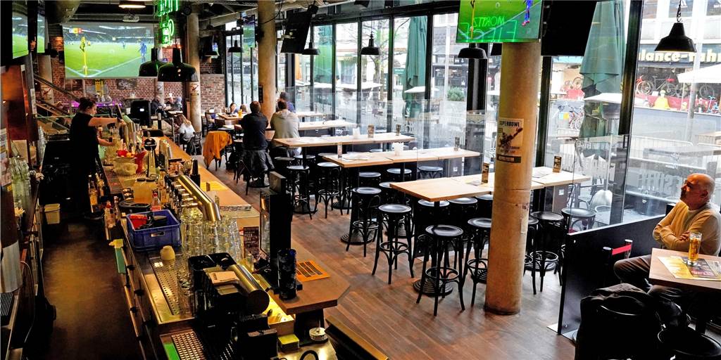 In diesem Sportsbar-Pionier feiern Fußballstars wilde Partys Fußball ist in der Kneipe am schönsten. Diese Sportsbar ist in ihrer Stadt größte.