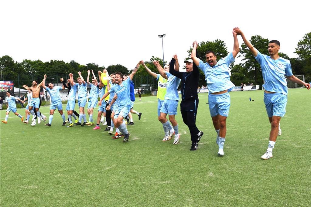 Fußball, Kreisliga-A-Relegation 2. Juni 2024, Sportplatz SV Vestia Disteln, SSC Recklinghausen - SSV Rhade 3:0. Jubel beim SSC, die Mannschaft bleibt in der Kreisliga A.