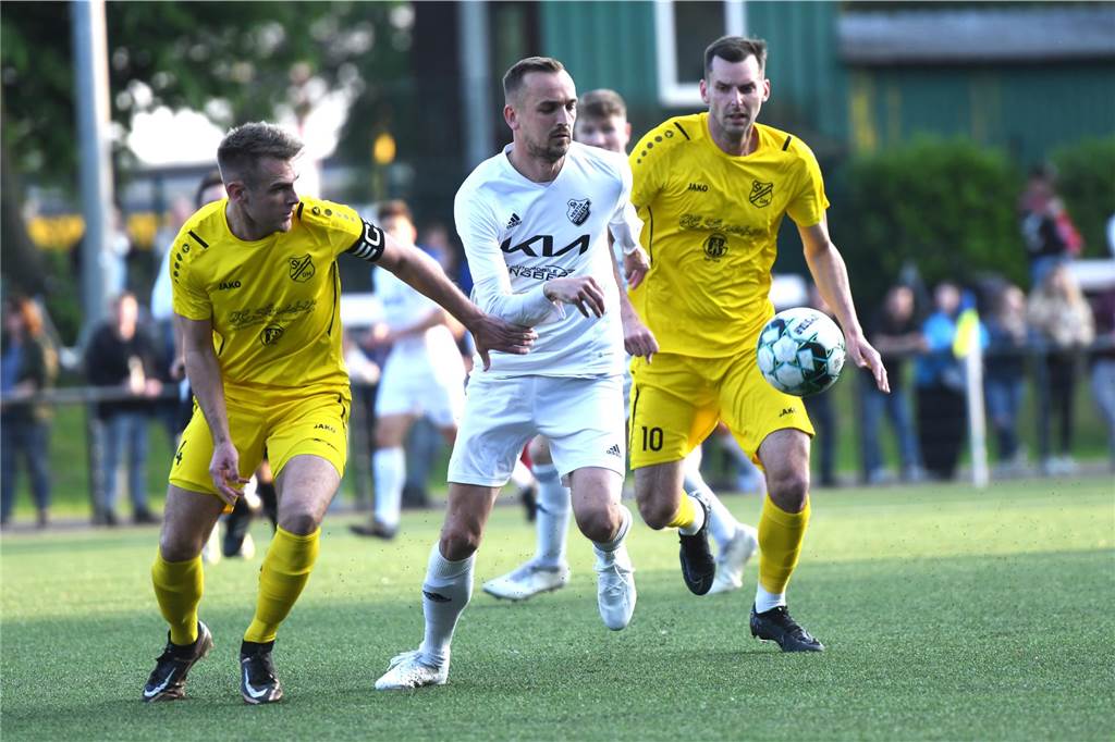 Fußball, Kreispokal Finale 8. Mai 2024, Hermann-Grefer-Sportpark Dorsten. SV Dorsten-Hardt - SV Vestia Disteln 3:5 nach Elfmeterschießen.
