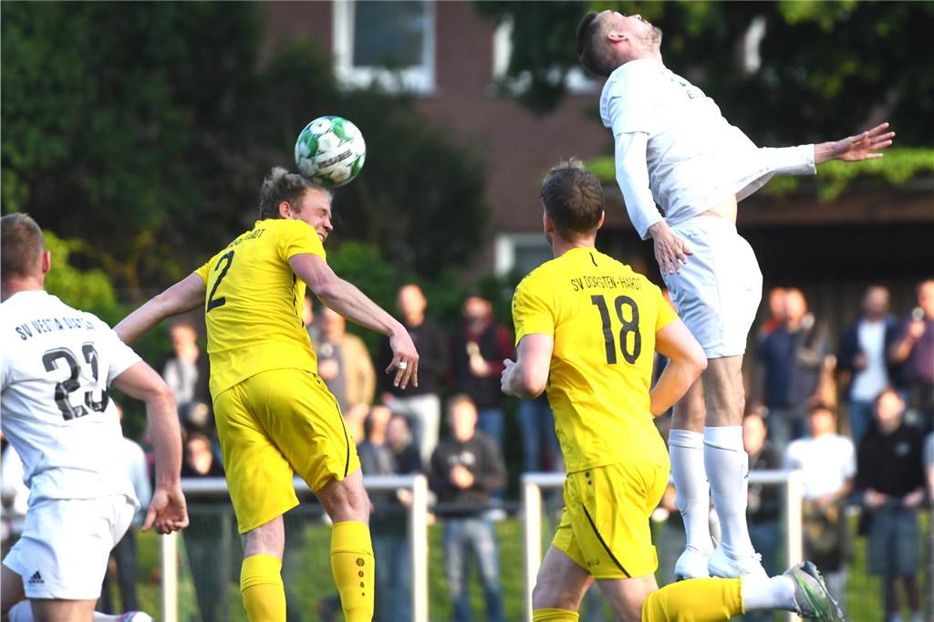 Fußball, Kreispokal Finale 8. Mai 2024, Hermann-Grefer-Sportpark Dorsten. SV Dorsten-Hardt - SV Vestia Disteln 3:5 nach Elfmeterschießen.