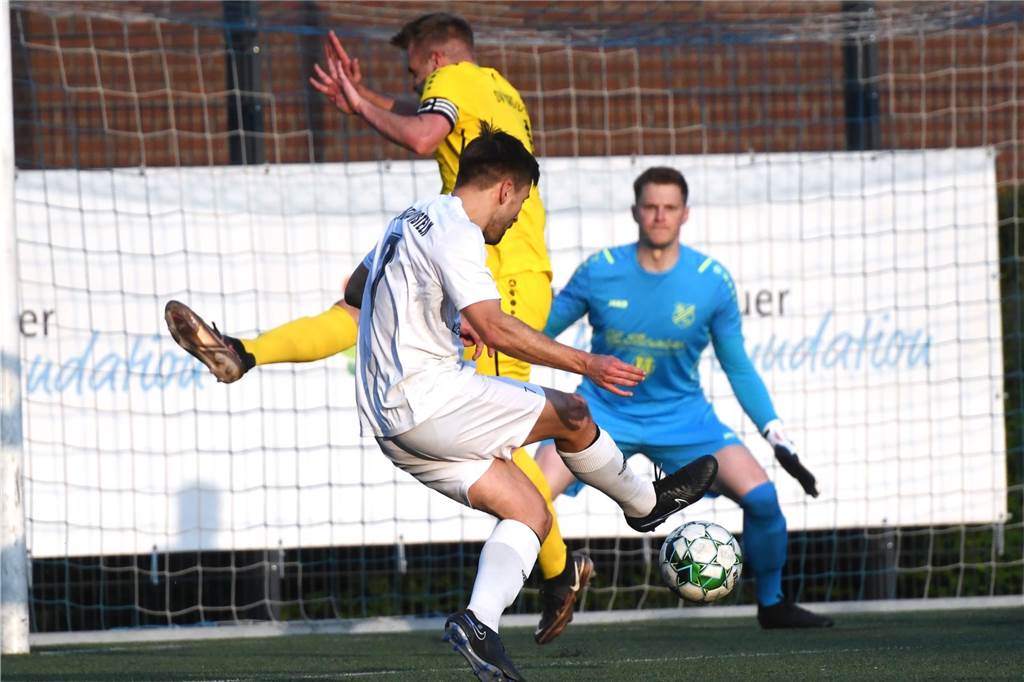 Fußball, Kreispokal Finale 8. Mai 2024, Hermann-Grefer-Sportpark Dorsten. SV Dorsten-Hardt - SV Vestia Disteln 3:5 nach Elfmeterschießen.