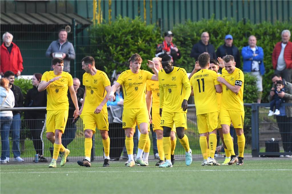 Fußball, Kreispokal Finale 8. Mai 2024, Hermann-Grefer-Sportpark Dorsten. SV Dorsten-Hardt - SV Vestia Disteln 3:5 nach Elfmeterschießen.
