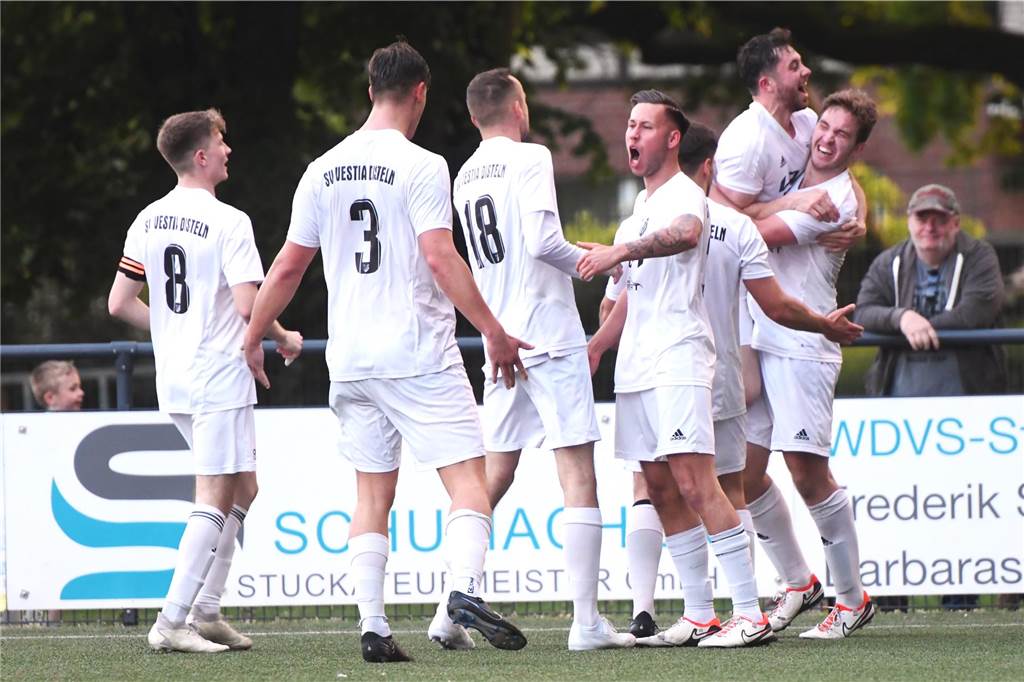 Fußball, Kreispokal Finale 8. Mai 2024, Hermann-Grefer-Sportpark Dorsten. SV Dorsten-Hardt - SV Vestia Disteln 3:5 nach Elfmeterschießen.
