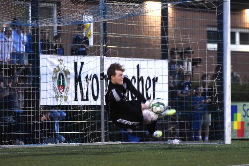 Fußball, Kreispokal Finale 8. Mai 2024, Hermann-Grefer-Sportpark Dorsten. SV Dorsten-Hardt - SV Vestia Disteln 3:5 nach Elfmeterschießen.