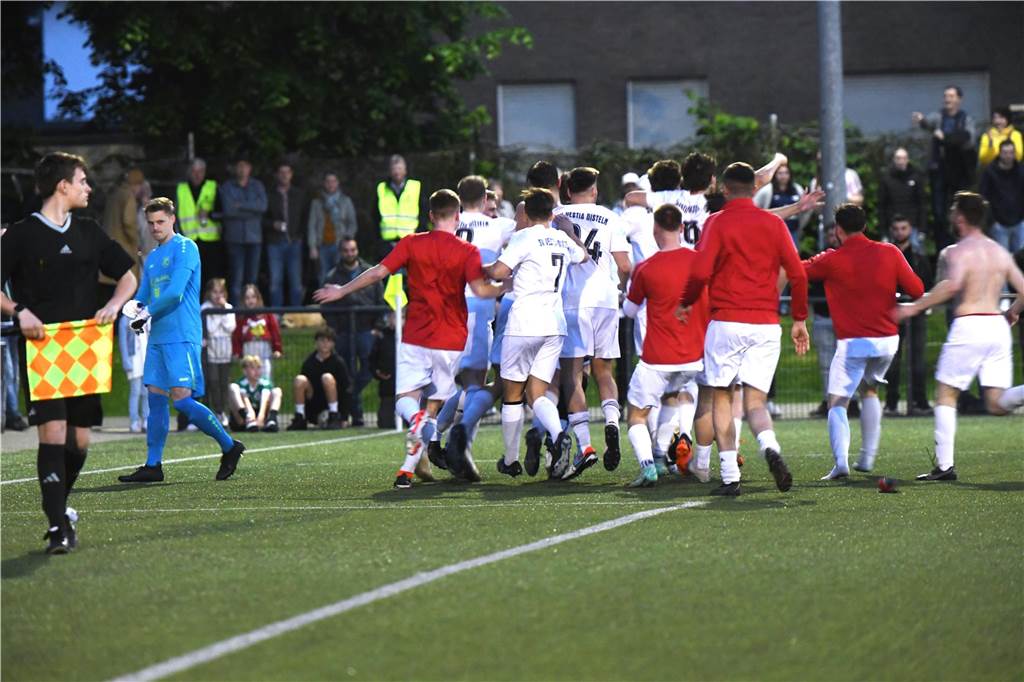 Fußball, Kreispokal Finale 8. Mai 2024, Hermann-Grefer-Sportpark Dorsten. SV Dorsten-Hardt - SV Vestia Disteln 3:5 nach Elfmeterschießen.