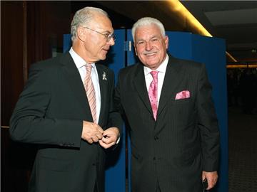 Fußball-Legende Franz Beckenbauer (l.) und Sportfunktionär Fedor Radmann 