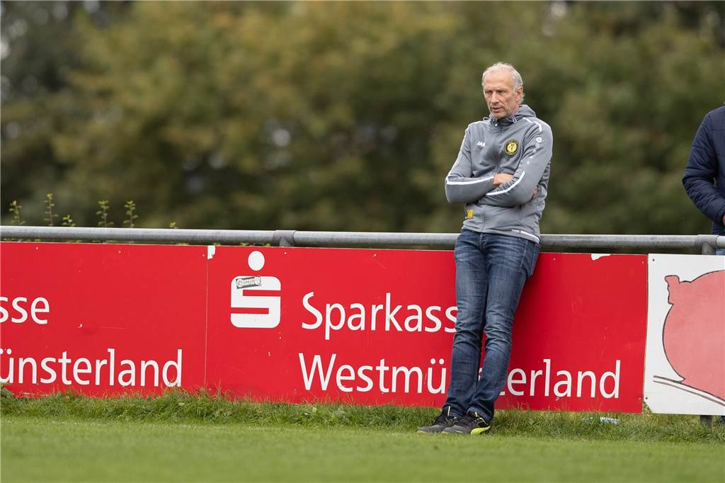 Die EM-Vorfreude bei den heimischen Trainern hält sich in Grenzen: „Aktuell scheiß egal“ Fußball-Romantiker und SC Capelle-Trainer Reinhard Behlert ist von der Nationalmannschaft enttäuscht.