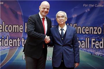 Fußball-Weltverbands-Chef Gianni Infantino (l.) ruft europäischen Verbände zur Zusammenarbeit auf. Foto: Tran Van Minh/AP