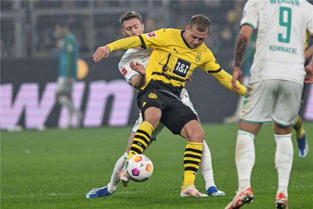 „Weniger sexy, mehr Erfolg“ als neue BVB-Parole: Paradigmenwechsel bei Borussia Dortmund Julian Ryerson im Zweikampf.