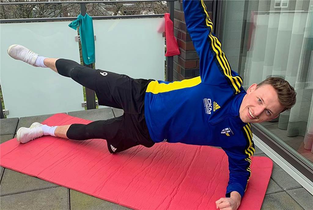 Balken im Garten und Sandsack in der Garage - so halten sich Sportler in Corona-Zeiten fit Fußballer Niklas Hilgemann hält sich ohne Ball auf dem Balkon seiner Wohnung fit.