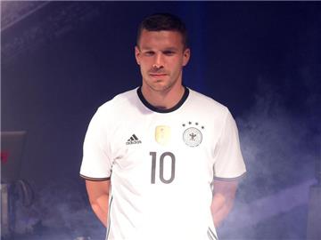Fußballnationalspieler Lukas Podolski präsentiert Berlin neue Heimtrikot der deutschen Nationalmannschaft für die EM 2016 in Frankreich. Foto: Rainer Jensen