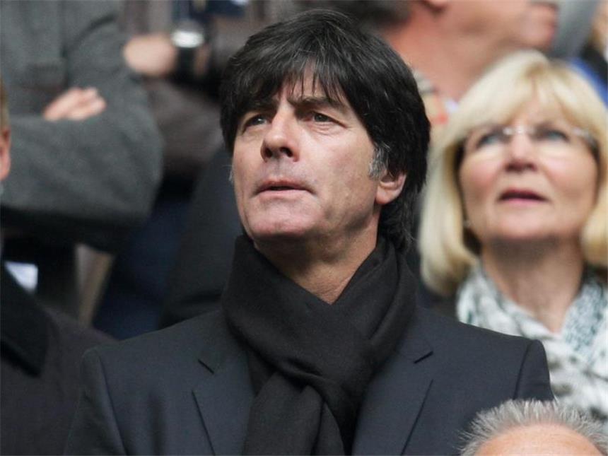 Fußballnationaltrainer Joachim Löw trägt den Schal oft zur Schlaufe gebunden. Foto: Rolf Vennenbernd/dpa/Archiv