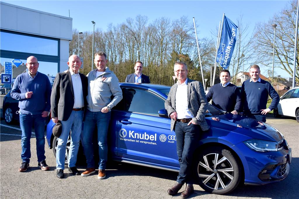 Ahauser Autohaus hilft Reporterlegende Werner Hansch (83) aus der Klemme Fußballreporter-Legende Werner Hansch (2.v.l.) bekommt Hilfe aus Ahaus: Über zehn Jahre war der heute 83-Jährige spielsüchtig. Aktuell fehlt ihm das Geld für einen Leihwagen. Das Autohaus Knubel um Betriebsleiter Ulrich Orthaus (vorne r.) hilft aus. Den Kontakt hatte der Stadtlohner Heinz Schlüter (l.) hergestellt.