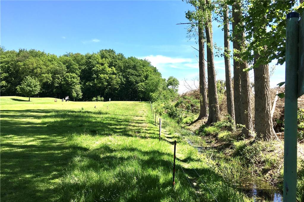 Beschluss gefasst: Elektrozaun am Golfplatz Syburg muss abgebaut werden Fußgänger haben am Golfplatz neben dem Zaun nur wenig Platz.