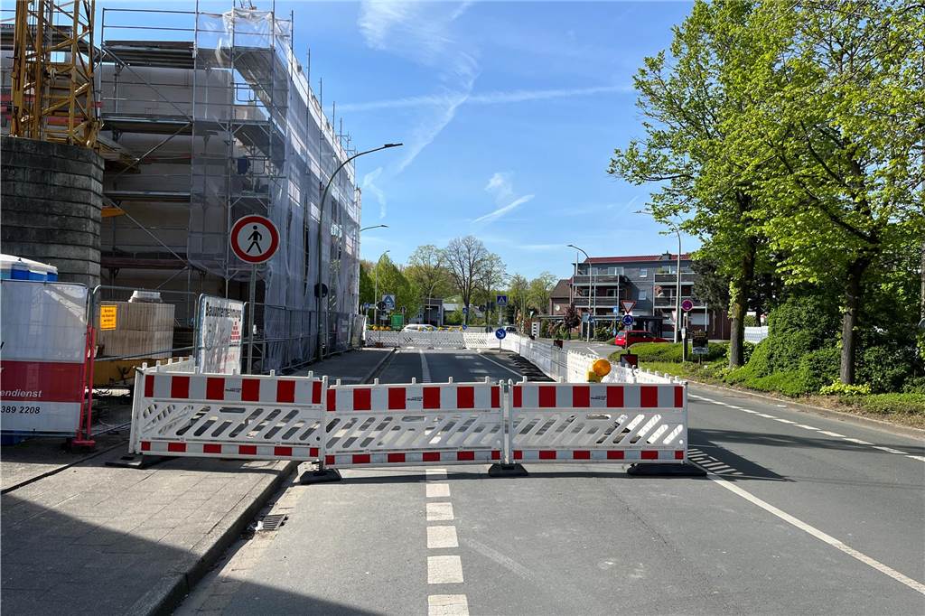 Bahnhofstraße auf Teilstück in Richtung Innenstadt monatelang gesperrt Das Bild zeigt die Sperrung für Fußgänger in der Bahnhofstraße.
