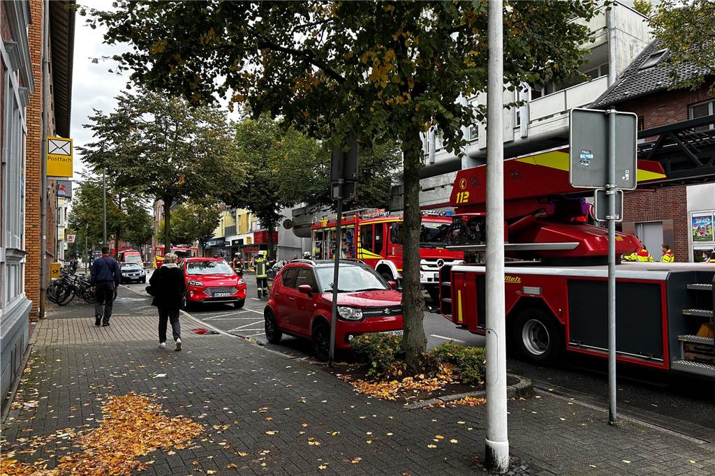 Brandverdacht in Spielhalle: Feuerwehr rückt zur Alten Münsterstraße aus Einsatzwagen stehen vor einer Spielhalle in Werne.