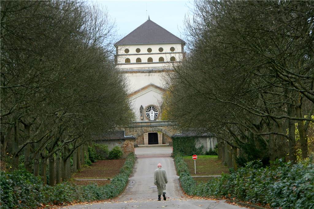 Wegen B1-Ausbau: Ein Radweg soll über den Hauptfriedhof führen Fußgänger sollen durch den geplanten Radweg auf dem Hauptfriedhof nicht behindert werden.