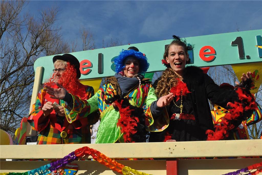 Karnevalsumzug in Lünen-Süd: 19 Fußgruppen mit Wagen sind angemeldet Wagen beim Karneval in Lünen-Süd