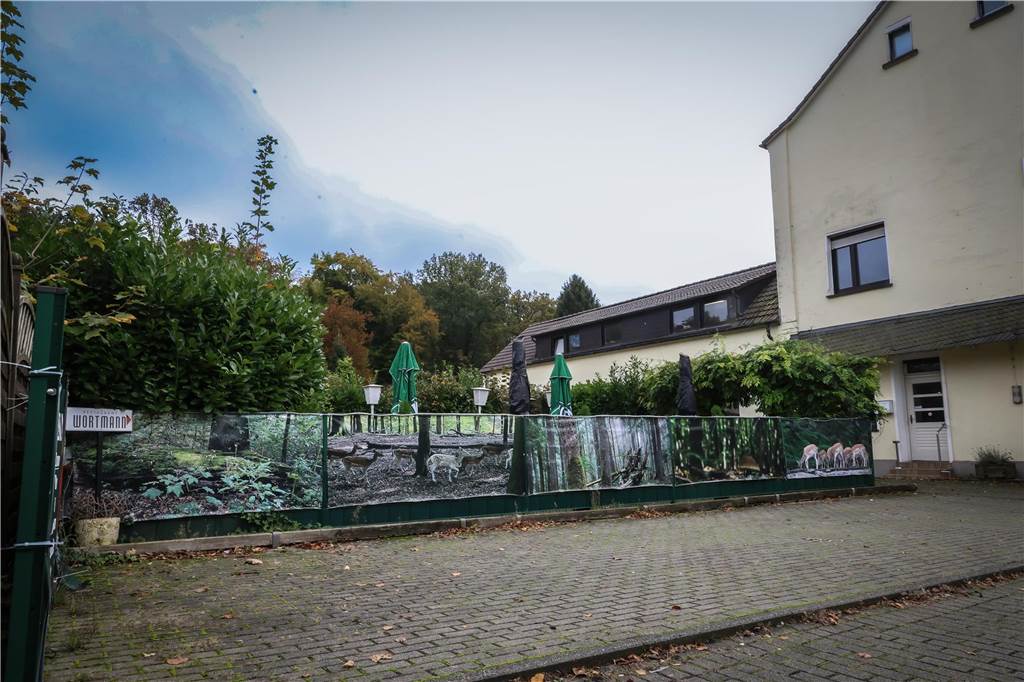 Ein Banner mit Abbildungen von dem Wildgehege des Süggelwalds. Rechts auf dem Bild ist das Restaurant "Haus Wortmann" abgebildet.