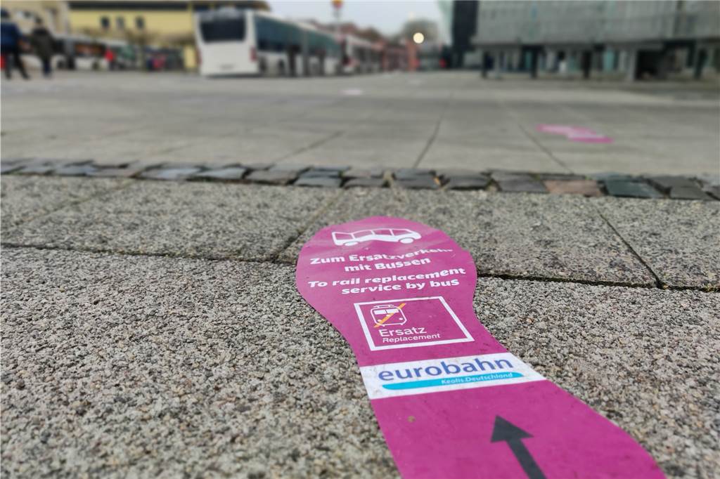 Schienenersatzverkehr zwischen Lünen und Davensberg: Erster Vormittag ohne Zwischenfälle Fußstapfen am Hauptbahnhof Lünen weisen Reisenden den Weg zum Schienenersatzverkehr.