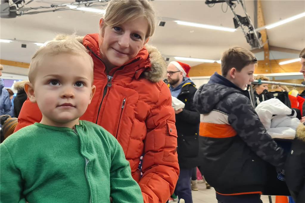 Fynn (1) hat sein grünes Ninja-Turtles-Kostüm direkt gefunden und anprobiert. Auf dem Rücken (nicht im Bild) hat dieses auch den typischen Schildkrötenpanzer aufgenäht. 