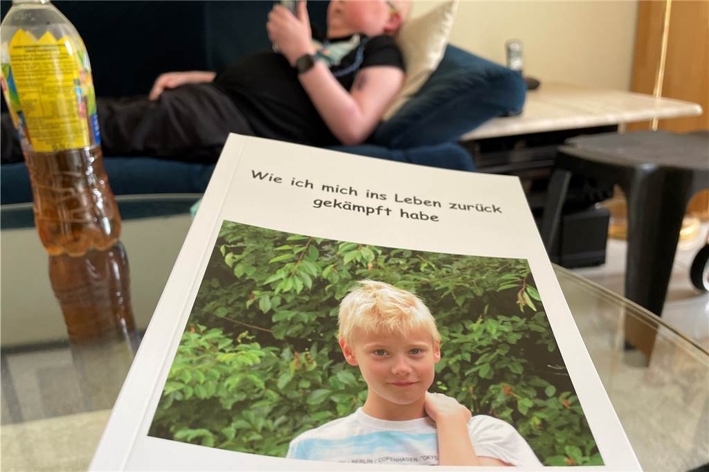 Krebskranker Fynn (13) spendet an das Dattelner Kinderpalliativzentrum Fynn Born hat Krebs. Er wird sterben, das steht seit fast einem Jahr eigentlich fest. Die Ärzte gaben ihm bis Weihnachten. Er lebt heute noch und brachte ein Projekt zu Ende: Fynn schrieb ein Buch über sein Leben mit dem Tumor.