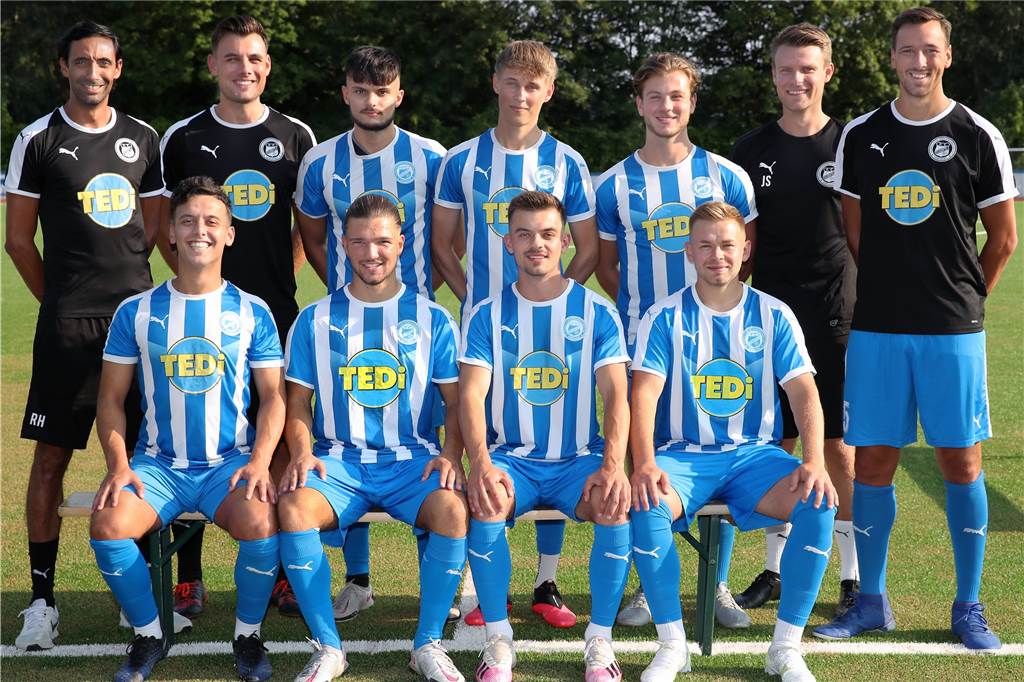 Brünninghauser Talent ignoriert aufgeplatzte Lippe aus Aplerbeck und trifft per Traumtor Fynn Gedaschke (u.2.v.r.) hat sich beim FC Brünninghausen gut eingelebt.