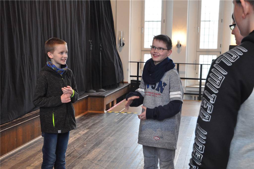 Lüner Schüler spielen Theaterstück speziell für Kita- und Grundschulkinder Fynn (l.) spielt die Titelrolle im Stück "Der Prinz von Pumpelonien", das speziell für Kinder im Kita- und Grundschulalter gedacht ist.