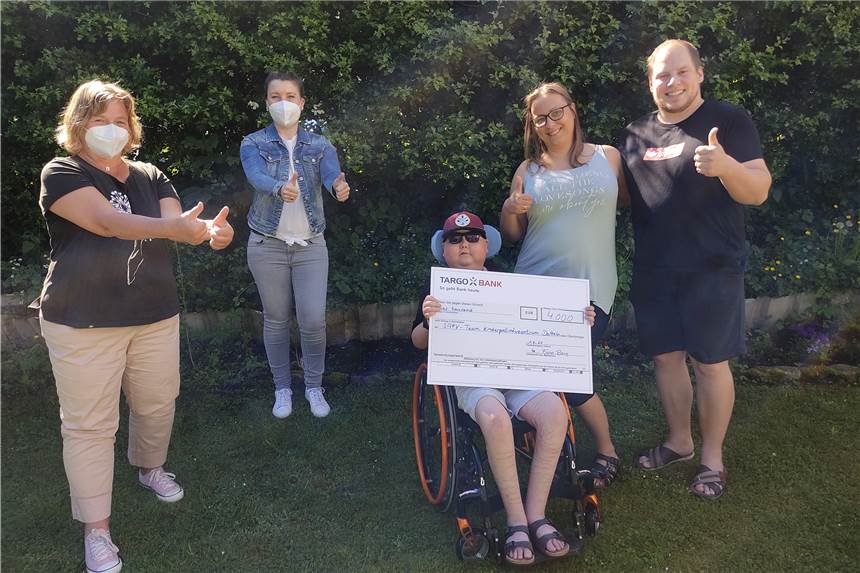Krebskranker Fynn (13) spendet an das Dattelner Kinderpalliativzentrum Fynn überrascht die Kolleginnen vom SAPV-Team (Spezialisierte Ambulante PalliativVersorgung)mit einem riesigen Scheck: v.l. Ulla Leßner, Stefanie Böckmann, Fynn Born, Heike Born, Simon Schröder