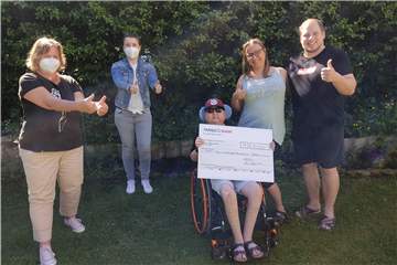 Fynn überrascht die Kolleginnen vom SAPV-Team (Spezialisierte Ambulante PalliativVersorgung)mit einem riesigen Scheck: v.l. Ulla Leßner, Stefanie Böckmann, Fynn Born, Heike Born, Simon Schröder