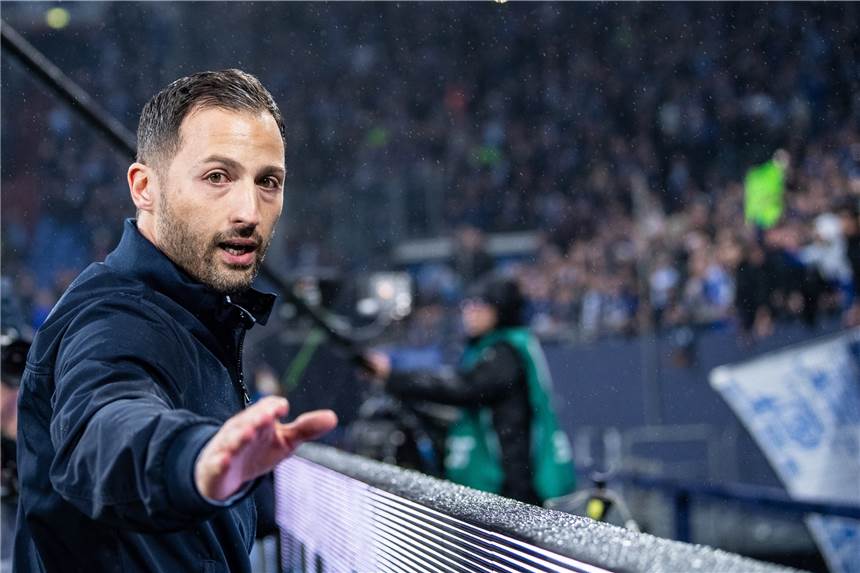 Treuepunkte für Domenico Tedesco: Schalkes umstrittener Trainer darf vorerst bleiben Gab sich nach dem Düsseldorf-Debakel (hier beim Gang in die Nordkurve) kämpferisch: S04-Trainer Domenico Tedesco will sich nicht aus dem Staub machen – muss er auch nicht, vorläufig zumindest.