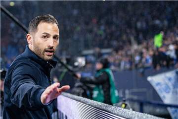 Gab sich nach dem Düsseldorf-Debakel (hier beim Gang in die Nordkurve) kämpferisch: S04-Trainer Domenico Tedesco will sich nicht aus dem Staub machen – muss er auch nicht, vorläufig zumindest.