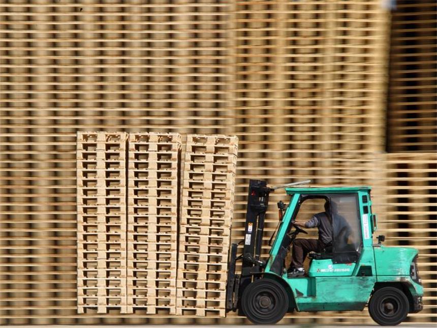 Deutsche Wirtschaft schaltet einen Gang zurück Gabelstapler mit Holzpaletten. Das deutsche BIP stieg im dritten Quartal 2015 im Vergleich zum Vorquartal um 0,3 Prozent. Foto: Jens Büttner/Archiv