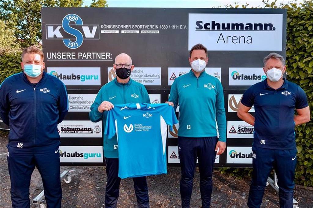 Kuriose Trainerverpflichtung: Zwei Vereine stellen denselben Coach vor Gaben Lukas Bronner (2.v.re.) vom Königsborner SV die Zusage: (v.l.) Michael Schröder, Carsten Klostermeier und Olivier Klose (re.) trainieren künftig die U19-Junioren.
