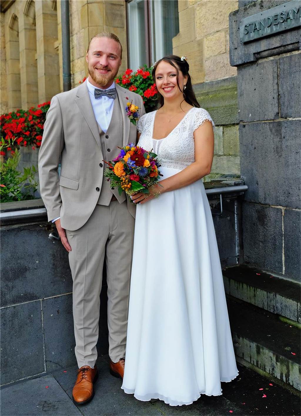 Alina und Lucas heiraten: Antrag in Schnee, Eis und sprudelndem Wasser Ein Brautpaar steht vor dem Rathaus in Recklinghausen.